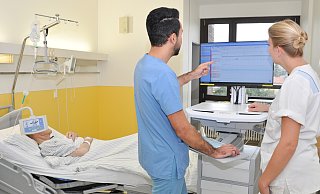 Kirstin Bolte (Leiterin der Station 4 A/B) und Assistenzarzt Alaaeddin Alhmedi gehören zum Team, das die Einführung der mobilen Visite auf Station 4 gestaltet, umsetzt und kritisch prüft. Die mobile Visite wird im gesamten Krankenhaus ausgerollt. - Brüderkrankenhaus St. Josef