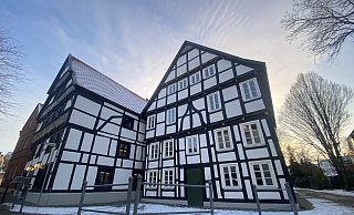 Ins Haus Erzengel (r.) zieht demnächst wieder eine Gastronomie. - Jule Barmwarter