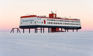Die deutsche Antarktis-Forschungsstation Neumayer-Station III: Noch bis 27. Januar verschwindet die Sonne nicht hinter dem Horizont, - Stefan Christmann, Alfred-Wegener-Institut