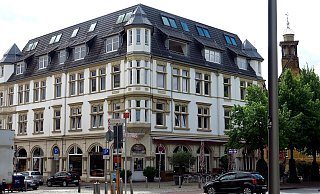 Unten die L'Osteria, daneben Meffert und das Zigarrenhaus - und in den vier Obergeschossen herrscht fast kompletter Leerstand. - Kurt Ehmke