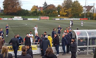 Die Partie in der Fußball-Landesliga zwischen dem FC Bad Oeynhausen und dem VfL Holsen, Sekunden vor dem Abbruch. - Wolfgang Döbber