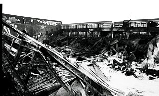 Am 30. November 1993 geht die Turnhalle der Realschule Jöllenbeck komplett in Flammen auf. Nach kurzer Zeit schon stürzt das Dach ein. - Archiv: Wolfgang Rudolf