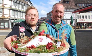 Die Studierenden Tom Möbius (l.) und Reimer Liebetrau haben ein Modell ihrer NW-Blumeninsel mitgebracht. - Burkhard Battran