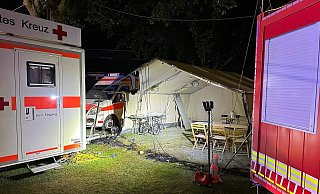 Die Seitenplane des DRK-Zeltes ist weggekokelt. - FFW Warburg