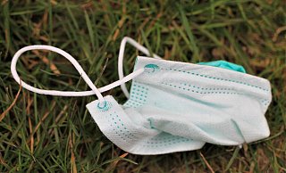 Eine Löhnerin wollte in einer Zahnarztpraxis ihre Maske nicht richtig aufsetzen. Am Ende griff sie sogar die hinzugerufenen Polizeibeamten an. - Pixabay