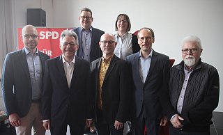 Christian Obrok (v. l.), Achim Post, Stefan Schwartze, Christian Antl, Natascha Nemetschek, Bernd Poggemöller und Wolfgang Böhm üben den Schulterschluss. - Felix Eisele