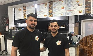 Haval (l.) und Adil Kochari von dem neuen Imbiss "La Familia - Grill und Pizzeria" an der Bahnhofsstraße in Schloß Holte-Stukenbrock. - Sabine Kubendorff