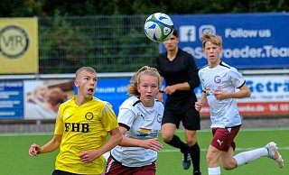 Fokus auf den Ball: Wellensieks Timo Michel (l.) lässt sich von Gievenbecks Charlotte Weinhold nicht irritieren. Foto: A. Zobe - Foto: Andreas Zobe/NW