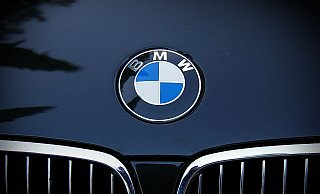 Der BMW stand unter einem Carport. - Pixabay