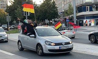Bei vielen Bielefelder Fußballfans schlagen zwei Herzen in der Brust. So waren beim Autokorso nach dem EM-Spiel Deutschland gegen Ungarn auch Fahnen anderer Nationen zu sehen – wie rechts im Bild beispielsweise die albanische Flagge. - Stefan Gerold
