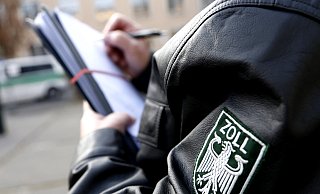Der Zoll hat am Donnerstag eine Routine-Kontrolle in Spenge gemacht. - Dpa