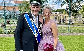 Das Königspaar Dirk und Diana Lange hat sichtlich viel Spaß am Schützenfest-Sonntag. - Carola Drabon