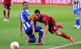 Am 3. August 2012 holte Diego Demme (r., im Duell gegen den Herthaner Marcel Ndjeng) mit dem SC Paderborn ein 2:2 in Berlin. Am Samstag trägt er nun das Hertha-Trikot. - picture alliance / dpa