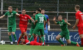 Strafraumstress: Das Derby zwischen Theesen und Fichte birgt immer Spannung. Da kann es im Sechzehnmeterraum auch schon mal zu tumultartigen Szenen kommen, wie im Hinspiel am 16. September 2021. Foto: Oliver Krato - Oliver Krato