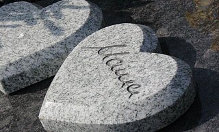 Weil ein Granitherz mit der Aufschrift "Mama" wohl viele begeistern dürfte, empfhal ein Steinmetz, es auf der Grabplatte festzukleben. - Phyllis Frieling