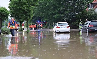 Ein Auto versinkt in den Wassermassen. - Charlotte Mahncke
