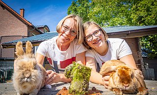 Bettina Plöger (50) und Tochter Caitlyn (13) mit "Opa" Strolch (8, l.) und Sunny (4) auf der Kabelrolle. - Mike-Dennis Mller / www.mdm.photo