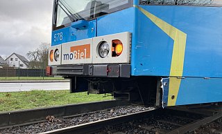 Der Stadtbahnfahrer erkannte den Stein auf den Gleisen zu spät. Es knallte laut, als er drüberfuhr. - Symbolfoto: Jens Reichenbach