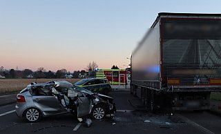 Ein 83-Jähriger ist mit seinem Auto aus ungeklärter Ursache auf einen Lkw aufgefahren. - Polizei Herford