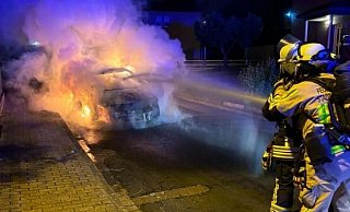 Aus dem Fahrzeug in Lüchtringen lodern die hellen Flammen. Die Feuerwehr Höxter muss löschen. - FFW Höxter