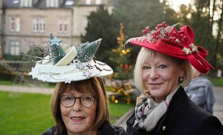 Gut behütet: Elke Kleineweber aus Spenge (links) mit ihrer Freundin Beate Buchholz aus Bielefeld auf dem Weihnachtszauber auf Schloss Bückeburg, beide mit einem Kleineweber-Hut. - Johannes Pietsch