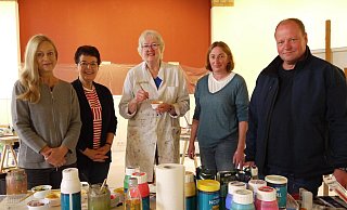 Teilnehmerinnen des Kurses "Surrealistische Malerei" (v.l.): Regine Götze, Renate Köhler, Sabine Liesen, Karin Ahle, sowie Dietmar Walther (Leitung Sommerakademie Paderborn). - Lisa Richter