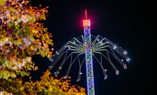 Ein besonderes Erlebnis mit Nervenkitzel verspricht der brandneue „Nordic Tower" - auf dem Foto 2023 beim Pollhans. Mit 90 Metern Höhe ist er eines der höchsten transportablen Kettenkarussells der Welt. - NW
