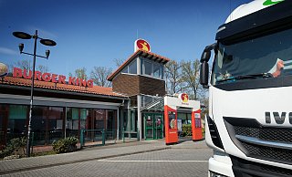 Um Lenkzeiten einhalten zu können, müssen Lastwagenfahrer schon ab etwa 16 Uhr nach einem geeigneten Parkplatz an der Autobahn suchen, sagt Spediteur Uwe Feldmann. Findet ein Fahrer keinen Stellplatz, muss er das dokumentieren. - Andreas Frücht