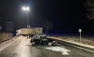 Auf der B252 bei Brakel kollidierte ein Pkw mit einem Laster. - Polizei Höxter