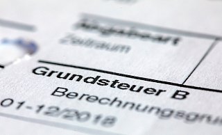 Ein Abgabenbescheid für die Entrichtung der Grundsteuer. - Jens Büttner
