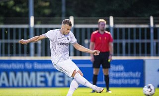 Der Schuss zum ersten Saisonsieg: Rick ten Voorde verwandelt einen Handelfmeter zum entscheidenden 1:0 für den SV Rödinghausen. - Noah Wedel