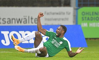 Eric Yahkem bejubelt in der 59. Minute sein Elfmetertor zum 1:0, mit dem er den FC Gütersloh gegen Sprockhövel auf die Siegerstraße brachte. - Jens Dünhölter