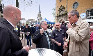 NRW-Innenminister Herbert Reul (zweiter von links), beim Austausch in der Gütersloher Innenstadt mit Henning Matthes (l.) und Sven-Georg Adeanuer (r.). - Andreas Frücht