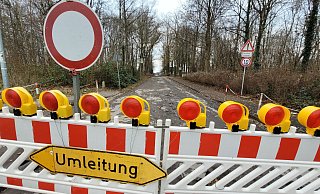Bis zum Wochenende soll die Schloßstraße wieder freigegeben sein. Die Fahrbahndecke wird kurzfristig asphaltiert. - Gerald Dunkel