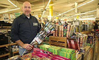 Jens Peschke, Marktleiter des Marktkaufs, steht bei den Silvesterarikeln, die am zweiten Verkaufstag noch übrig sind. Er spricht von einer "enormen Nachfrage". - Anthea Moschner