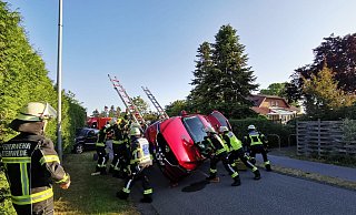 Bei dem Unfall landete das Auto auf der Seite. - Feuerwehr
