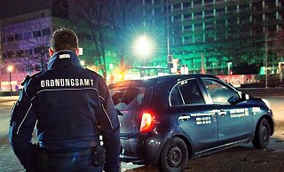 Das Ordnungsamt stellte vor allem am Abend zahlreiche Verstöße gegen die Corona-Verordnung fest. Hinter der FH feierte eine große Gruppe aggressiver Jugendlicher. - Barbara Franke
