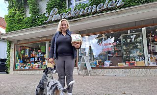 Jessica Pollpeter freut sich darauf, das Geschäft schon bald beziehen zu können. Dort wird es allerlei Pferdebedarf geben. In der Hand hält sie eine Kräutermischung für Pferde. - Peter Heidbrink