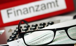 Der angeklagte Unternehmer soll etliche Abgaben nicht entrichtet haben. Laut Anklage liegt der entstandenen Schaden im oberen sechsstelligen Bereich. - Oliver Berg/dpa