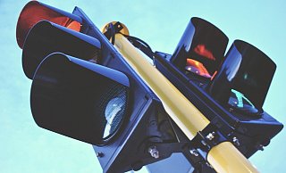 In drei Nächten hatten Diebe die Batteriebehälter der Ampel aufgebrochen und die Batterien gestohlen. - Pixabay (Symbolfoto)