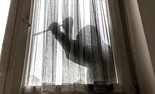 Ein Täter hebelt ein Fenster mit Werkzeug auf. - Verwendung weltweit ! Keine Weitergabe an Wiederverkäufer.