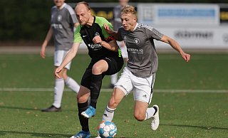 Jan Eckert (TuS Lohe) und Christian Paul Schwier (TuS Tengern) im Zweikampf. - Benjamin Bueschenfeld | benjamin@sportfoto-owl.de