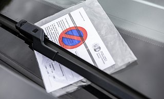 Viele Autobesitzer kennen das: Wagen am Straßenrand abgestellt, kurz mal weg - und schwupps, gibt's ein Köllchen. Wer nicht rechtzeitig zahlt, der wird abgemahnt. - © Jörg Dieckmann - www. dieckmann-fotodesign.de