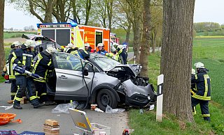 Mehr als 25 Rettungskräfte sind am Unfallort im Einsatz. - Ralph Meyer