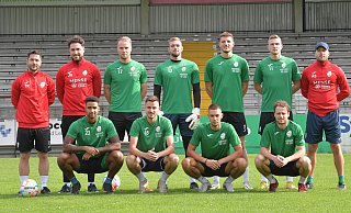 Das sind die Neuen im Kader: Co Trainer Matthias Haeder, Trainer Julian Hesse und Torwart-Trainer Patrick Richter (in rot v.l.) begrüßen Hendrik Lohmar, Tim Matuschewsky, Armin Pjetrovic, Lennard Rolf (hinten v.l.) Jeffrey Obst, Patrik Twardzik, Grigorijs Degtjarevs und Julian Schauerte (vorne v.l.). - Jens Dünhölter