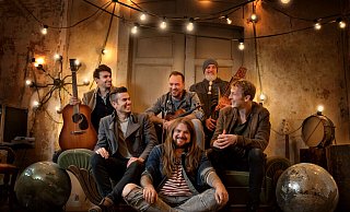 Versengold: Die Folk-Rockband unterhält mit anspruchsvoller Lyrik und ausgefallenen Arrangements. - PR