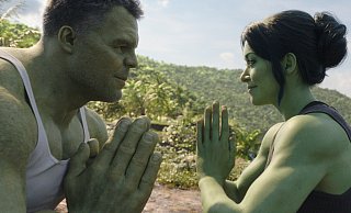 Mark Ruffalo als Bruce Banner, beziehungsweise Hulk und Tatiana Maslany als Jennifer "Jen" Walters/She-Hulk. - 2022 MARVEL