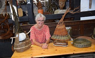 Das Atelier von Claudia Gensch befindet sich in Henglarn in einer umgebauten Deele. Hier finden sich ungewöhnliche Kreationen wie Toilettenpapierhalter und Vogelhäuschen aus Korbgeflecht. - Anja Ebner