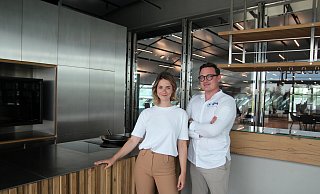 Madita Biele und Fred Breipohl im Cloud`s. Das Lokal im Bora-Gebäude hat der Bielefelder Gastronom übernommen, Biele managt den Betrieb vor Ort. - Susanne Blersch