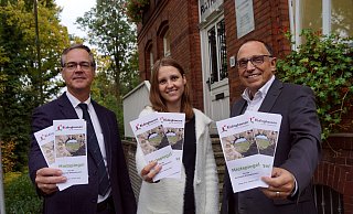 Thomas Dahlmeier (v.l.), Linda Bokel und Bürgermeister Siegfried Lux präsentieren den neuen Mietspiegel für die Gemeinde Rödinghausen. Foto: Gemeinde Rödinghausen - Gemeinde Rödinghausen